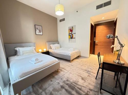 Ultimate Stay - 3 Beds - Scenic Panoramic Views - Right at Metro Station - 5-10min to Sea, Burj Khalifa, Old Town, Downtown - 15min from Airport