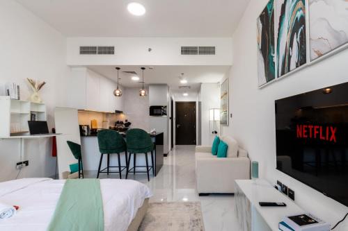 Queen Bed, Full Kitchen, New Unit